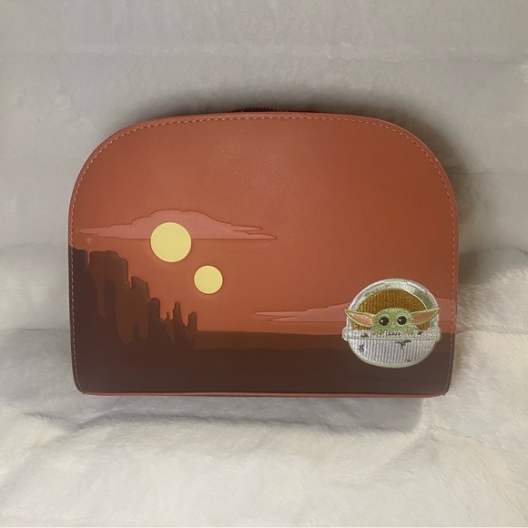 Excellent Condition Loungefly Star Wars The Mandalorian The Child Cradle Bag - Picture 4 of 11